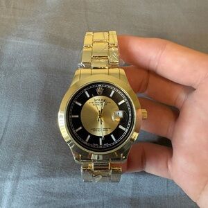 Beautiful Luxury Black/Gold Dial Smooth Bezel 40.8mm watch and works perfectly